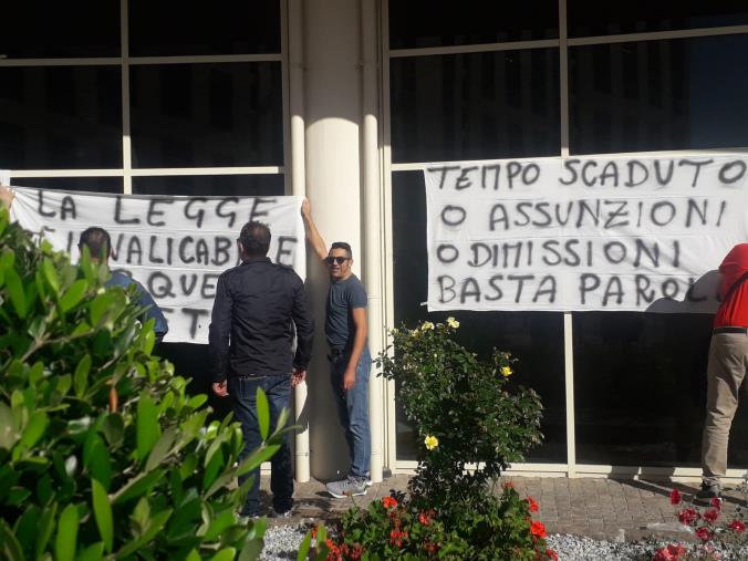 images Caos Sanità, la protesta degli idonei in Cittadella: "Vogliamo il rispetto della legalità" (FOTO E VIDEO)