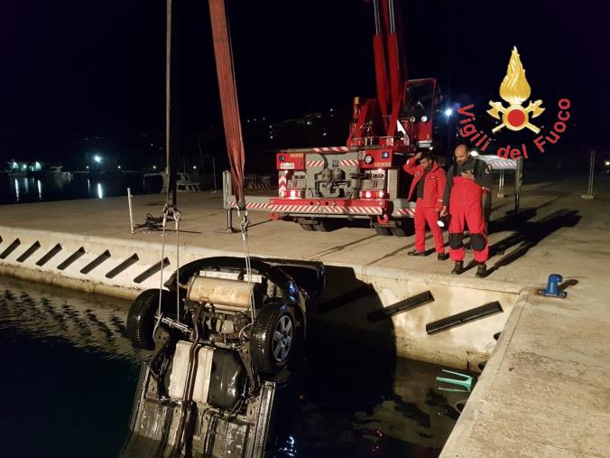 images Finisce con l'auto in acqua nel porto di Villa San Giovanni