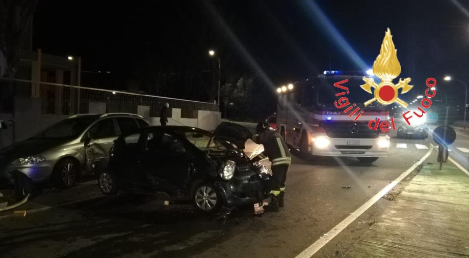 Incidente fra due auto nel quartiere di Santa Maria a Catanzaro: tre feriti