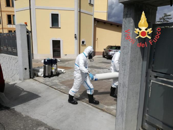 images Coronavirus. I vigili del fuoco consegnano medicinali e bombole di ossigeno per curare i contagiati della Domus di Chiaravalle