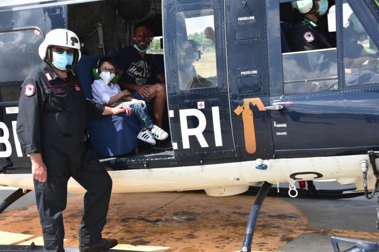 images Esaudito il sogno di volare in elicottero di due piccoli pazienti del 'Pugliese'