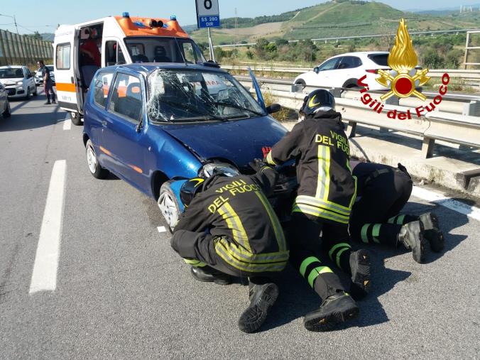 Perde il controllo dell'auto e sbatte contro il guardrail: ferita una giovane sulla SS 280