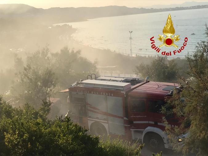 Panico nel Crotonese: va in fiamme uno stabilimento balneare