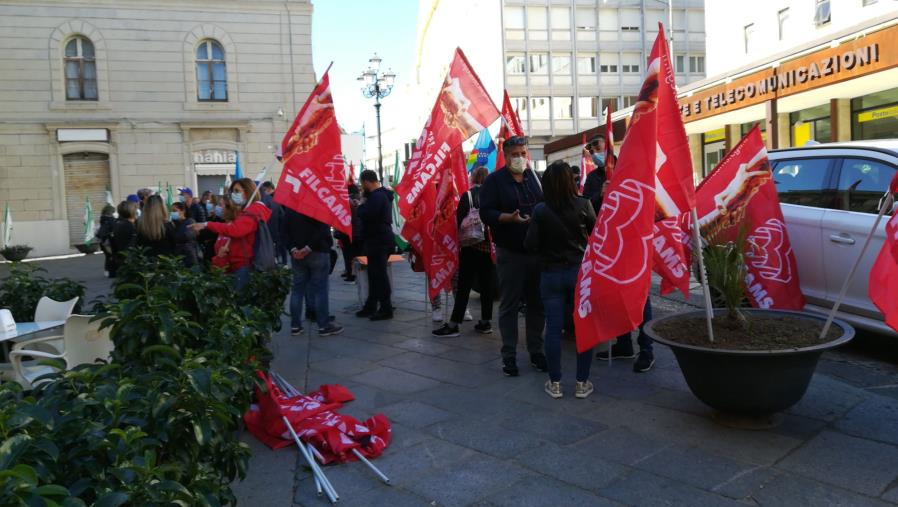 Multiservizi. La protesta a Catanzaro: "Non siamo dipendenti di Serie B. Aspettiamo il rinnovo da 7 anni" (VIDEO)