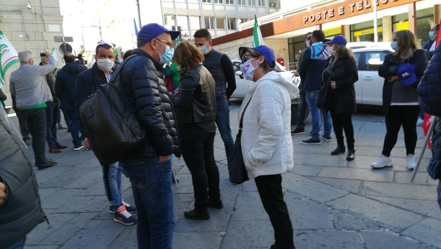 In piazza i lavoratori del settore multiservizi e pulizia: "Vogliamo certezze sul rinnovo del contratto" (FOTO E VIDEO)