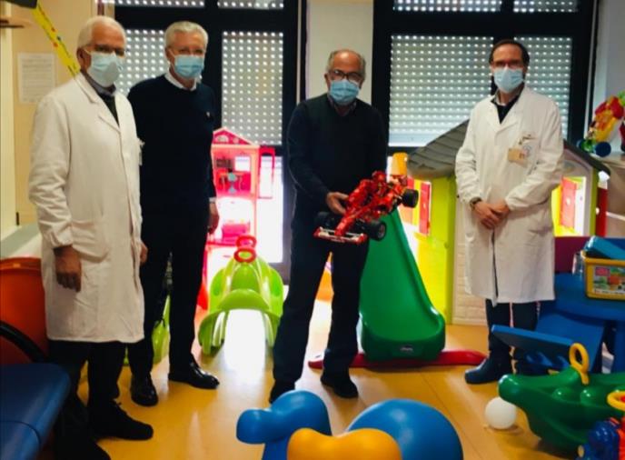 images Il dono di nonno Vittorio ai bambini dei reparti pediatrici del Pugliese-Ciaccio