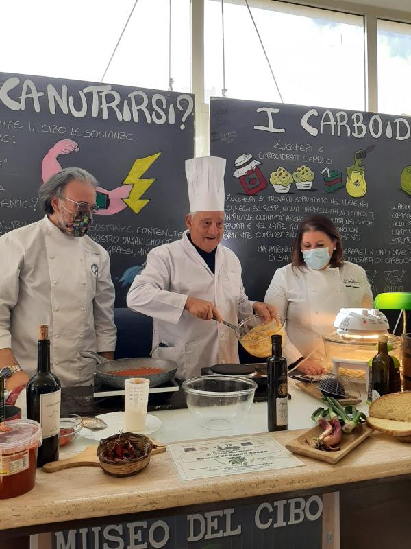 images Gerardo Sacco diventa chef per un giorno. La sua "Carbonara di mare" alla Fiera virtuale Agri in Web