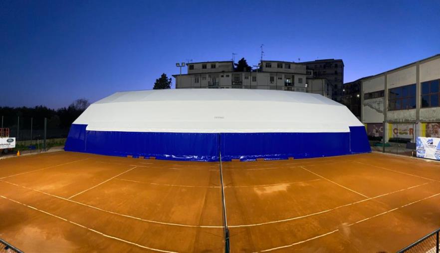 La Calabria Swim Race presenta la copertura di un campo da tennis nella struttura 'Silvio Giancotti'