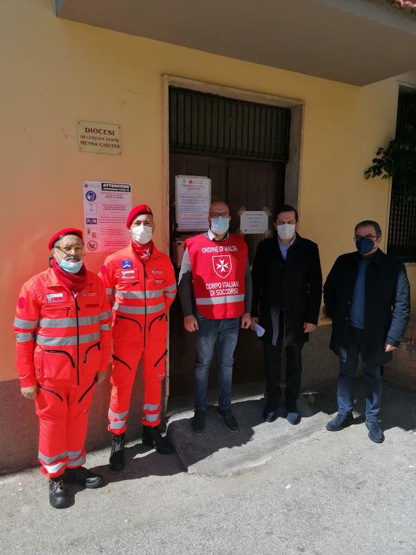 La sezione lametina del Corpo italiano di Soccorso dell’Ordine di Malta dona colombe pasquali alla Caritas di Gioia Tauro