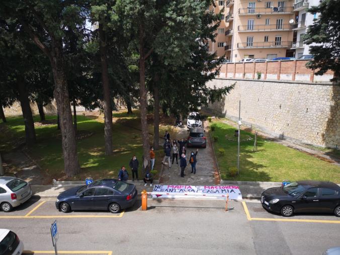 images S. Anna Hospital. Un gruppo di dipendenti 'presidia' la sede dell'Asp di Catanzaro 