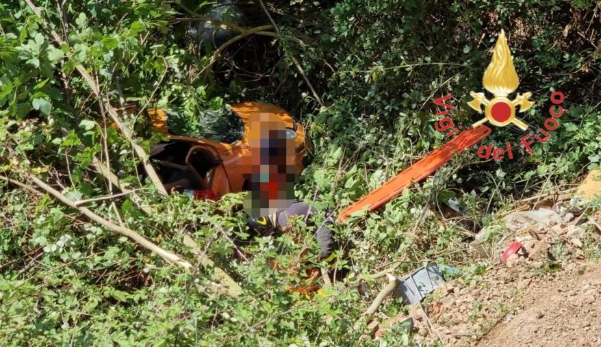 images Castrovillari. Auto perde il controllo e finisce in una scarpata: salvati madre e figlio