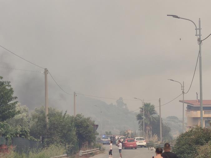 images Catanzaro in fiamme. A Contrada San Cono evacuate le abitazioni, minacciati i cavi elettrici 