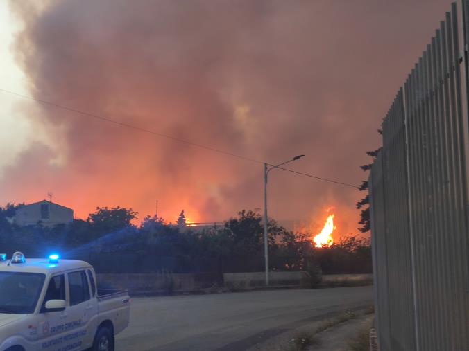 images Catanzaro. Nuovo rogo a Siano: altre evacuazioni e fiamme vicino al carcere