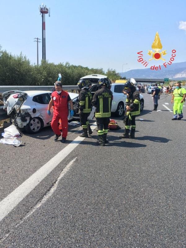 images Incidente con tre auto sull'A2 del Mediterraneo dopo lo svincolo di Lamezia: uno dei feriti elitrasportato