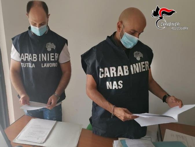 images Lavoravano in nero e ottenevano il reddito di cittadinanza: multa e denuncia al titolare di un'azienda del Reggino