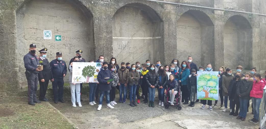 images Taverna. La scuola secondaria di I grado, i Forestali e il Comune insieme per la Festa dell'Albero 2021