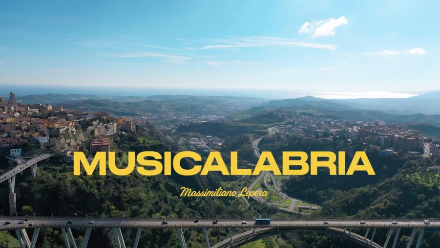 images E' uscito "Musicalabria", il videoclip del catanzarese Massimiliano Lepera, proiettato anche al Teatro Comunale