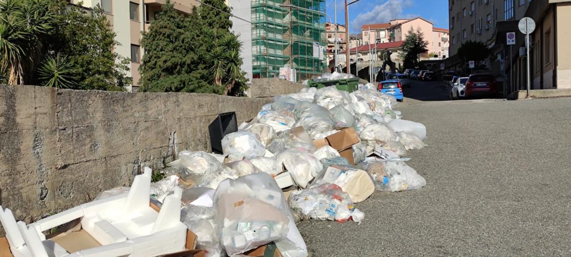 images Catanzaro,  Gironda: “Cumuli di rifiuti all’ex Villa Bianca, urge la risposta dalla direzione sanitaria dopo multe e diffide dal Comune”