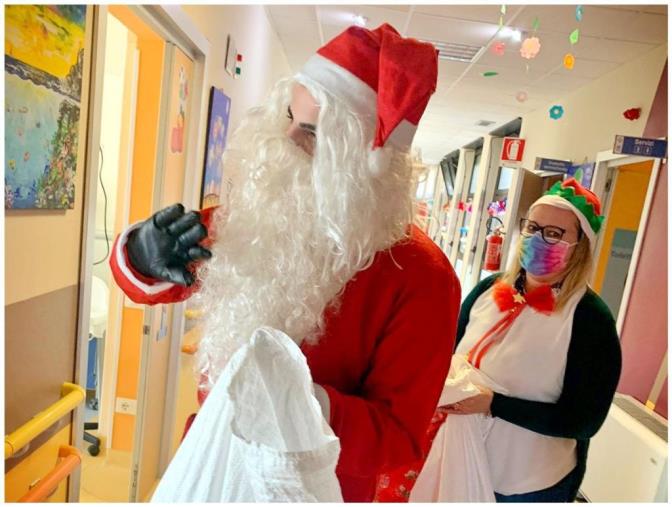 images Catanzaro, Babbo Natale arriva da Soveria Simeri e fa visita nei reparti pediatrici del Pugliese