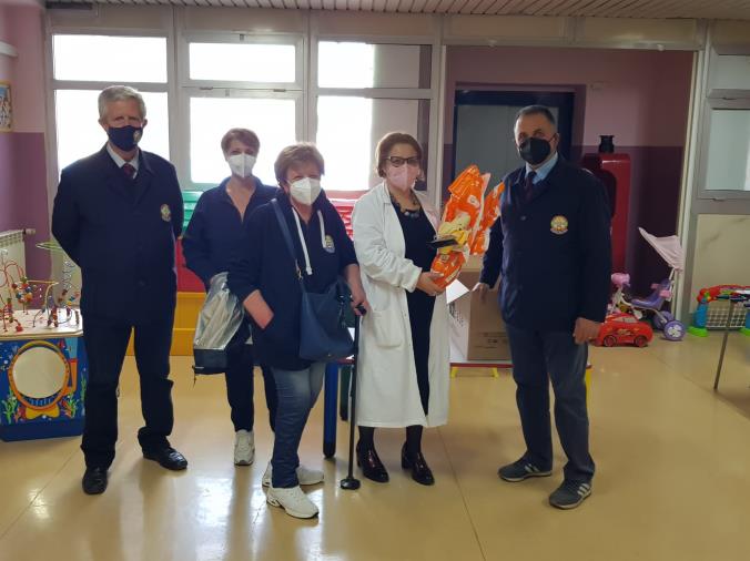 Solidarietà, i volontari dell’Unitalsi regalano sorrisi ai piccoli pazienti dell’ospedale di Lamezia Terme