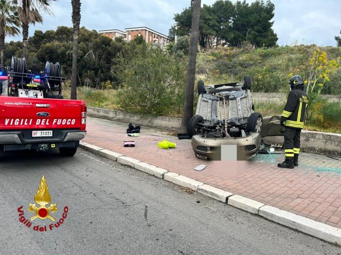 images Crotone, auto si capovolge e finisce sul marciapiede: 4 feriti