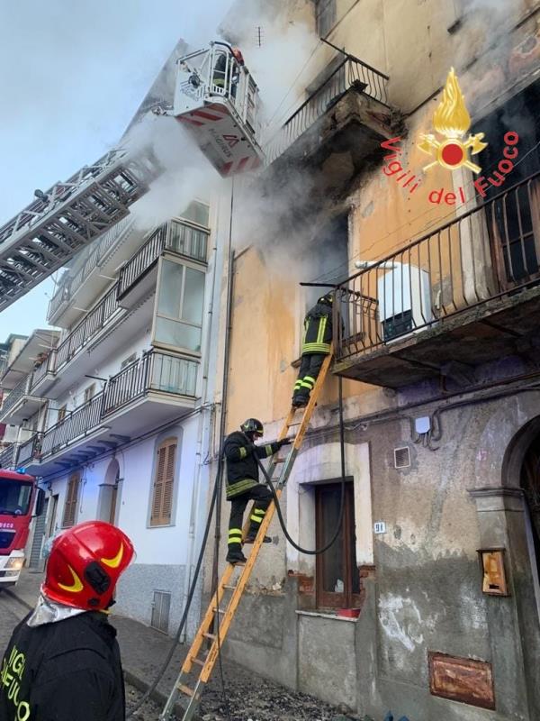 images In fiamme un'abitazione nel Cosentino: indagini sulle origini del rogo