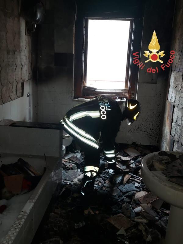 images Catanzaro, incendio in una palazzina con 4 appartamenti a Santa Maria 