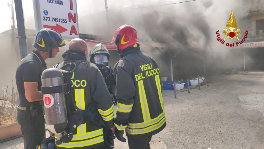 images Crotone, magazzini in fiamme vicino la S.S. 106: viabilità in tilt