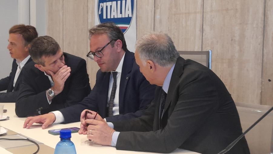 images Lupi: "Noi con l'Italia ha scelto Talerico per la competenza e non candidati di sinistra che poi dicono che il centrodestra fa schifo"