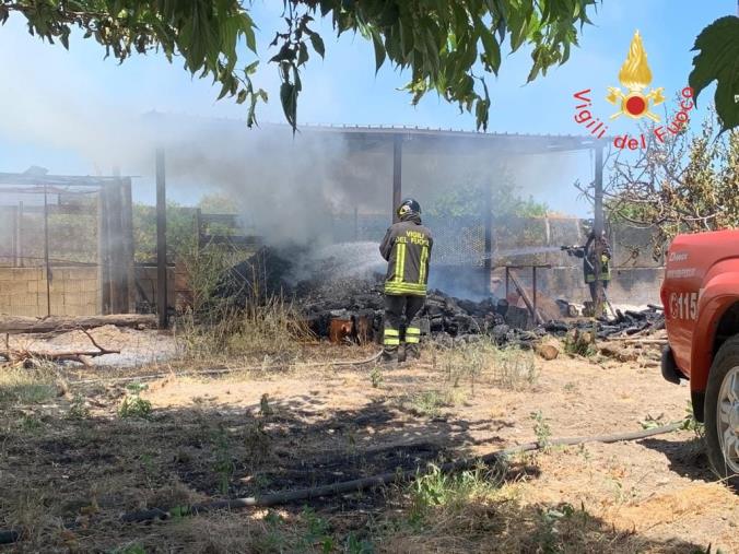 images Tragedia a Badolato, fiamme all'interno di una proprietà privata: trovato morto un anziano