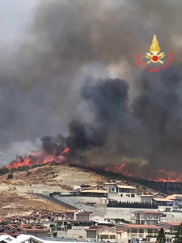 Catanzaro, circoscritto l'incendio in via Izzi de Falenta 