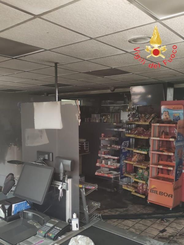 images Roccella Ionica, rogo in un supermercato: intervento dei vigili del fuoco 