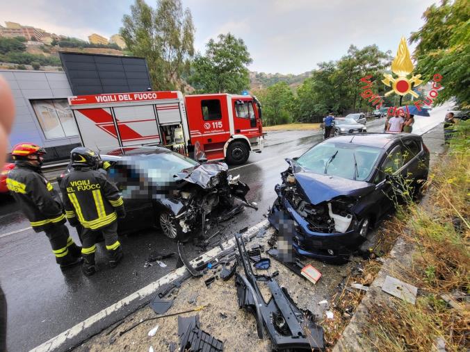 images Catanzaro, incidente su via Lucrezia della Valle: 5 feriti gravi