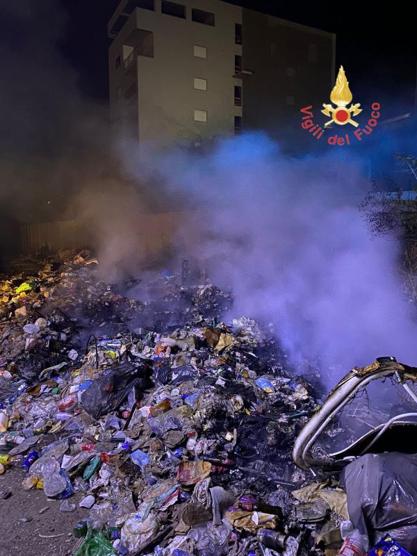 images Incendio di rifiuti nel campo rom di Scordovillo a Lamezia, disagi per il fumo anche in ospedale 