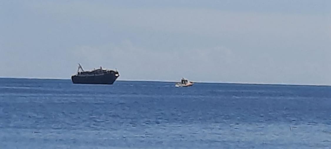 images Catanzaro, grossa imbarcazione con migranti vicina al porto