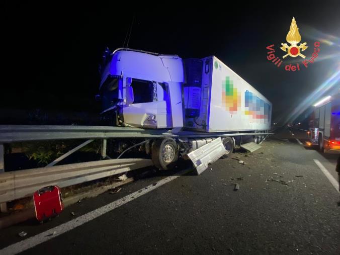 images Sbanda con il camion e sfonda le barriere di protezione: l'incidente sull'A2 del Mediterraneo 