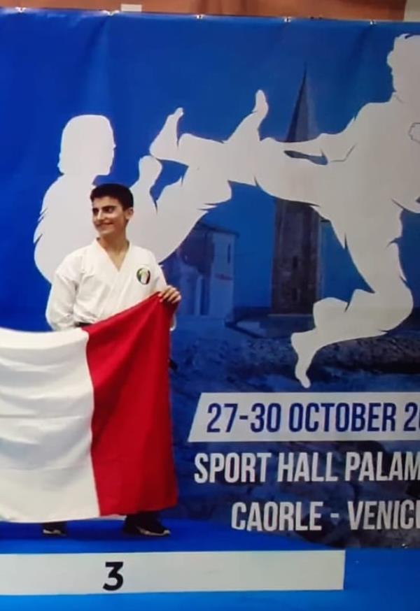 images Karate, Paolo Camastra da Botricello al podio dei campioni del mondo