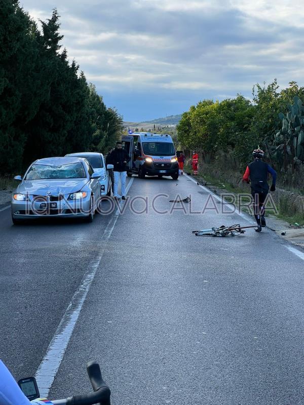 images Sant'Andrea, scontro tra auto e bici sulla SS 106: muore un ciclista