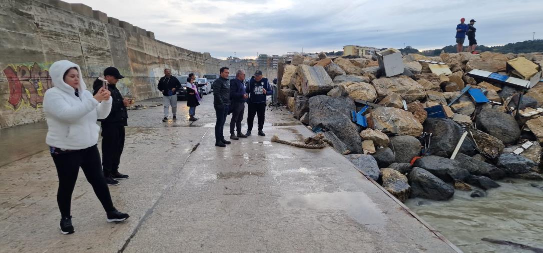 Scafo migranti in affondamento al porto di Catanzaro: problema segnalato da giorni