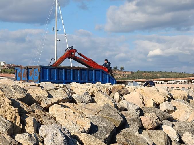 images Scafo al porto di Catanzaro: rimossi i primi detriti, in attesa dell'intervento di un escavatore 