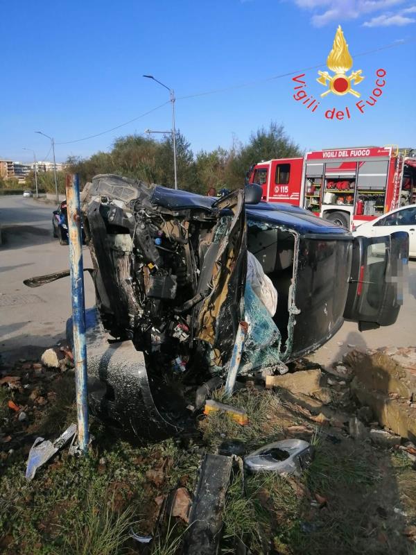 images Catanzaro, auto contro un muretto: il conducente trasportato in ospedale 