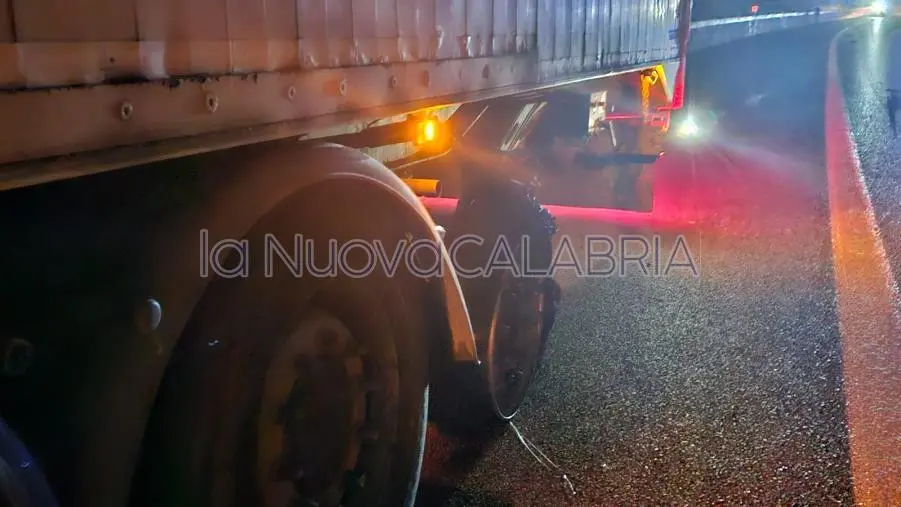 Tragedia sfiorata allo svincolo di Pizzo, scoppia la gomma di un camion: 20 auto coinvolte