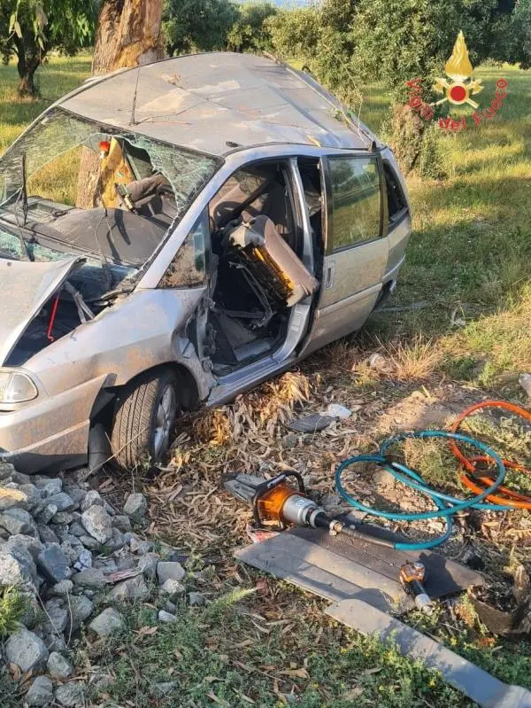 images Lamezia Terme, perde il controllo d'auto: ferito il conducente 