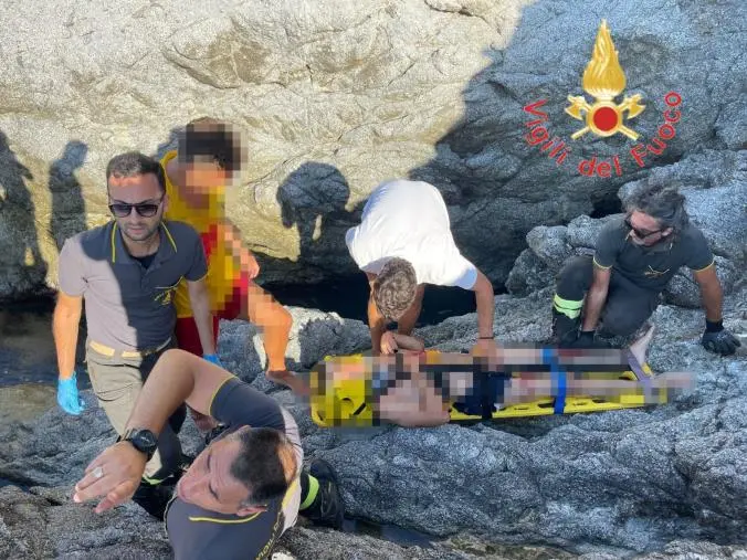 images Cade da 10 metri dalla scogliera a Capo Vaticano: giovane trasferito in elisoccorso all'ospedale di Catanzaro 