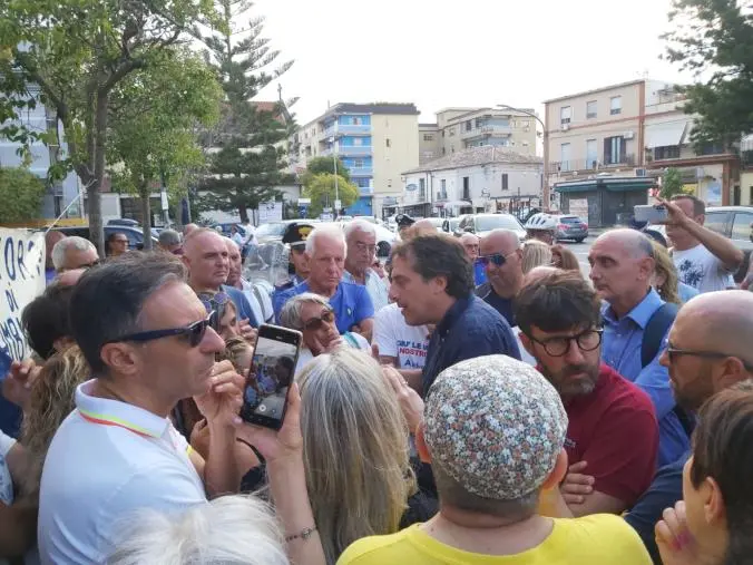 images Catanzaro, cittadini esasperati per la carenza idrica protestano nel quartiere Lido