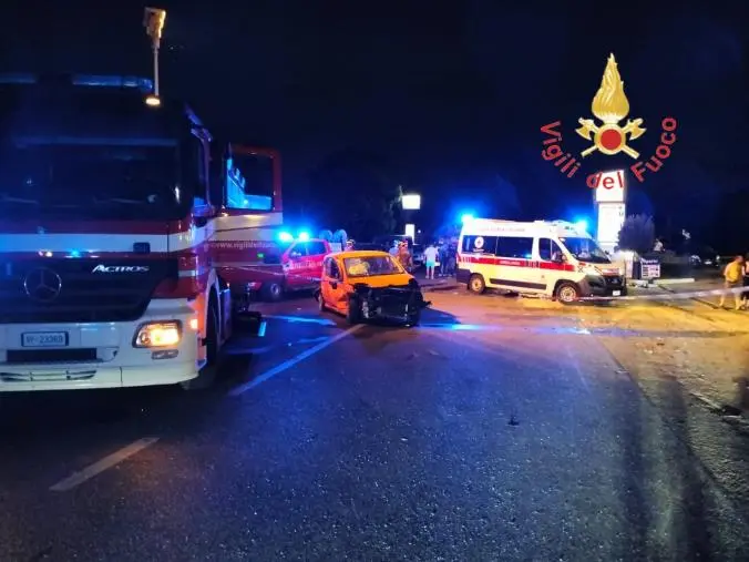 Crotone, incidente con 3 vetture coinvolte e 5 feriti 