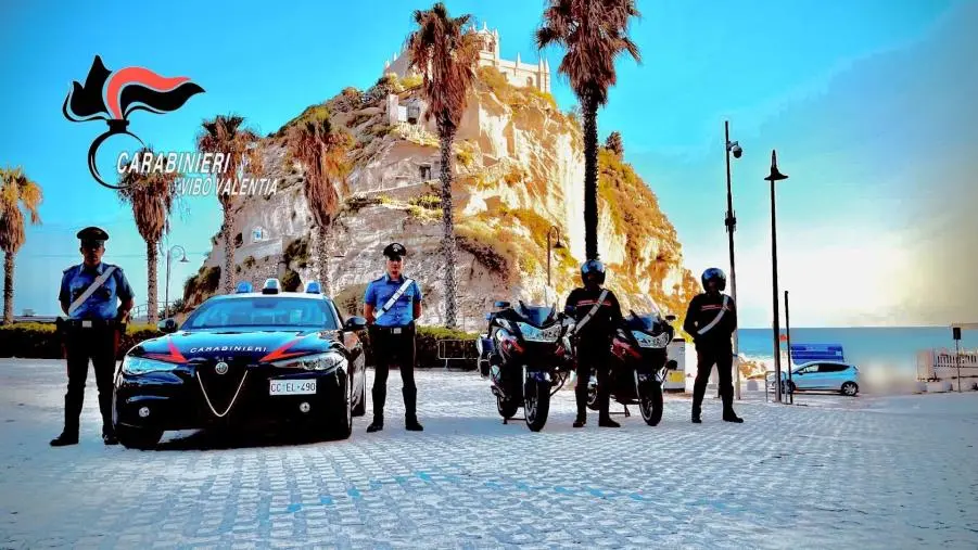 images I carabinieri beccano un uomo di Tropea in possesso di droga in auto e con la targa alterata