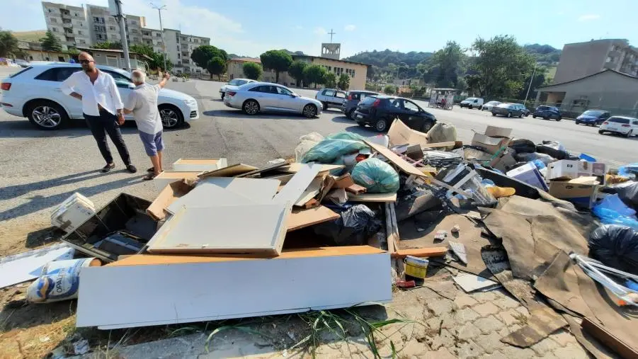 images Discarica abusiva nel quartiere Aranceto, sopralluogo del neo assessore Arcuri