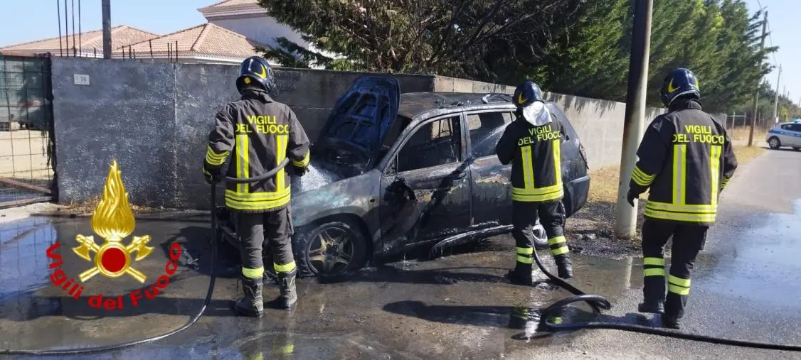images Cirò Marina, auto si schianta contro un muro e prende fuoco: 4 feriti in modo lieve 