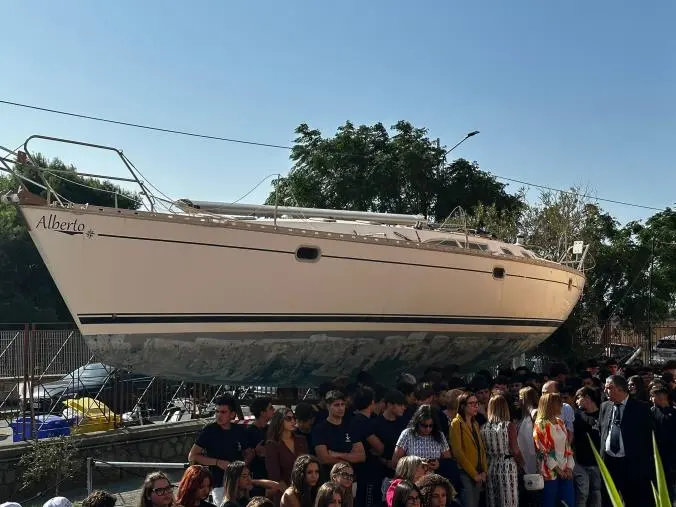 images Catanzaro, barca confiscata diventa strumento didattico per gli studenti dell'IIS Ferraris
